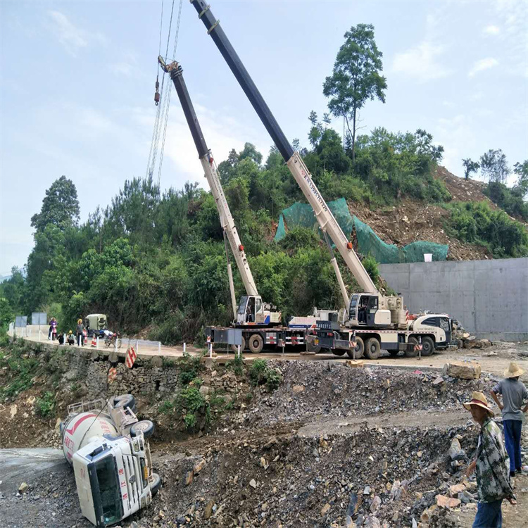 天柱汽车掉沟里叫吊车救援要多少钱